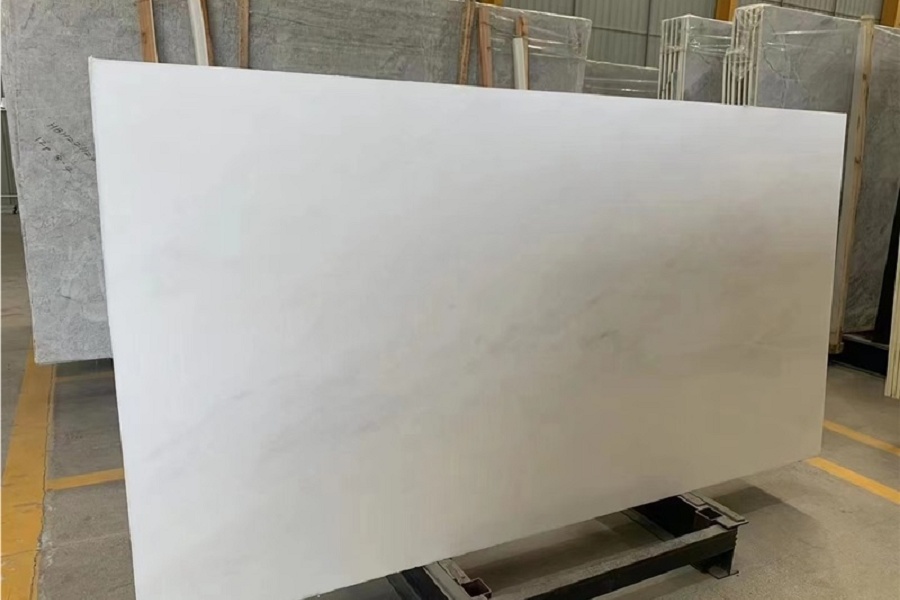 Durabilidad y elegancia: El lado práctico del mármol blanco.